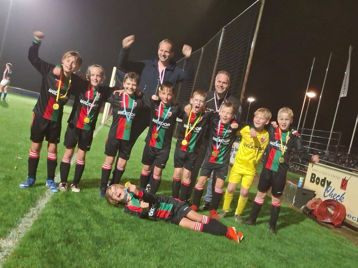 JO10-1 van SRC ’24 viert herfsttitel na spannende&nbsp;slotwedstrijd