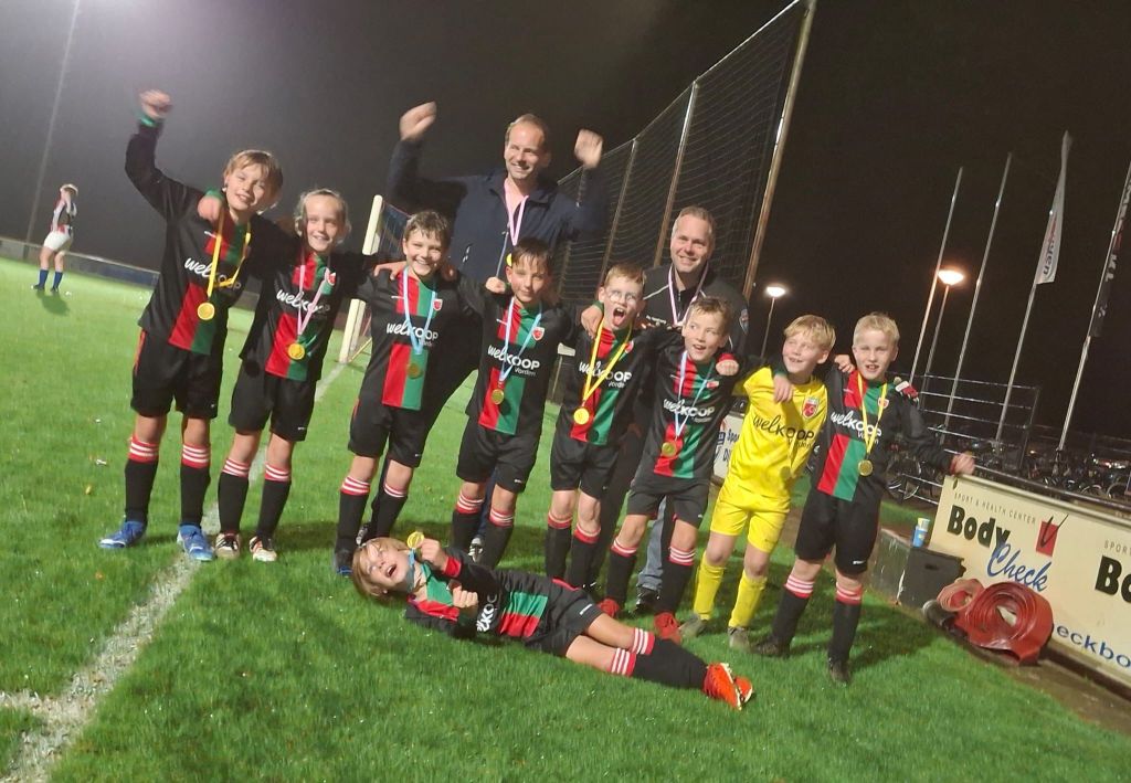 JO10-1 van SRC ’24 viert herfsttitel na spannende&nbsp;slotwedstrijd